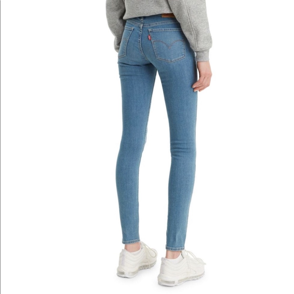 🍒SOLD! Light wash Levi Stauss ripped jeans!!